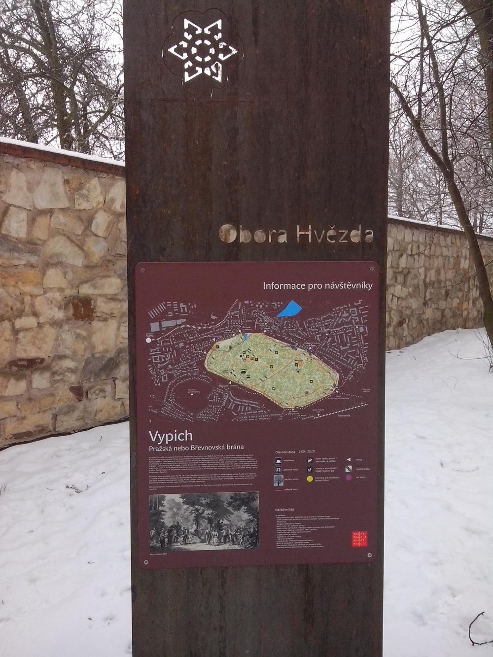 nové informační tabule u bran obory