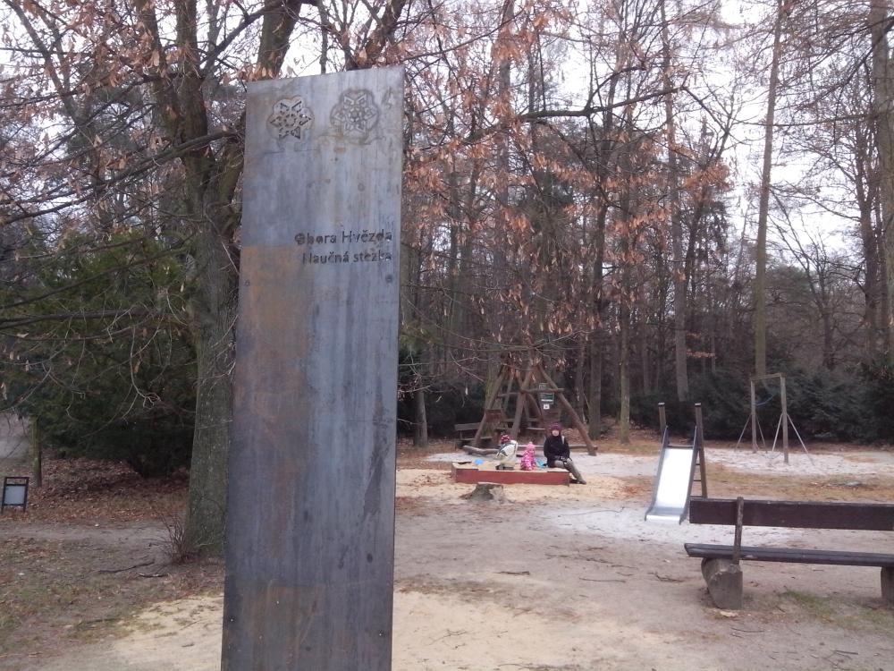 dětské hřiště na parteru před Letohrádkem Hvězda