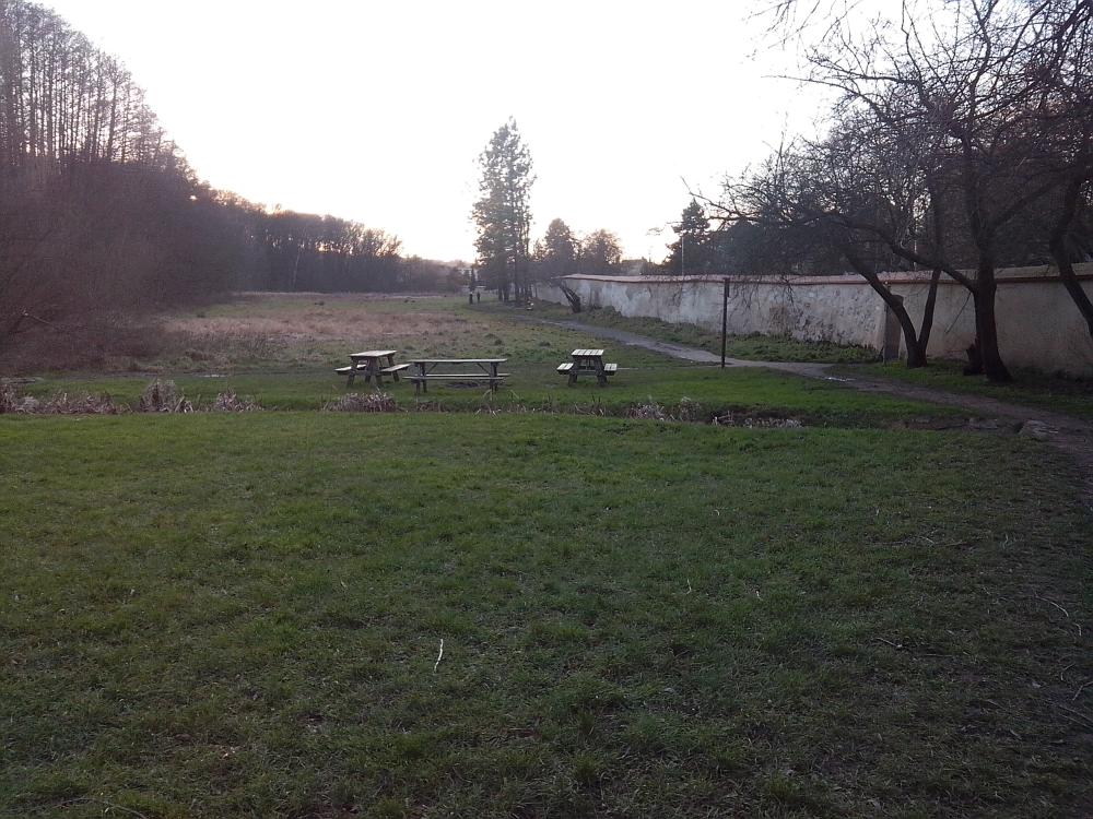 piknikové místo u rybníku Ve Hvězdě