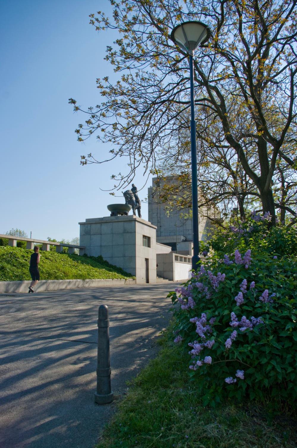 park na vrchu Vitkově, pohled na Památník od západu