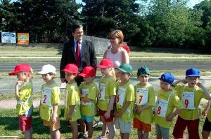15.6.2006 - náměstek pražského primátora Petr Hulinský společně s první dámou ČR Livií Klausovou a Danou Zátopkovou slavnostně zahájil 1. celopražské sportovní hry mateřs