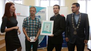 1146001_Předání ochranné známky &#34;Práce postižených&#34;