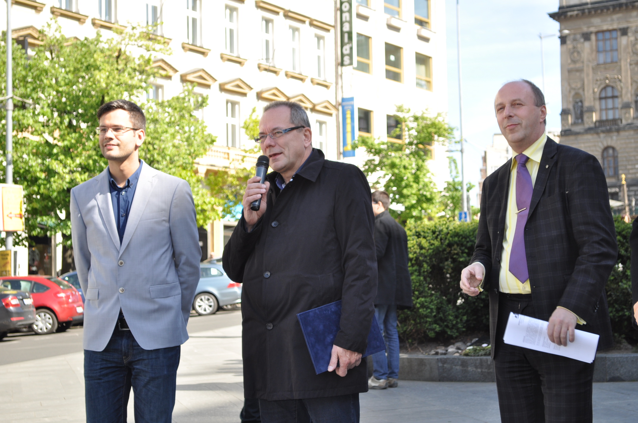 První náměstek Jiří Vávra spolu s tvůrcem výstavy Petrem Kučerou (po pravé ruce) a představitelem Sdružení Nového Města pražského Karlem Doubkem