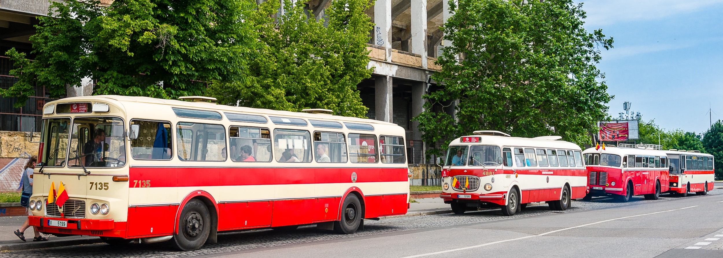 průvod autobusů